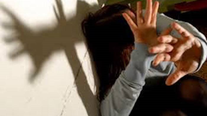 angri ancora violenza tra adolescenti ragazzina picchiata in strada