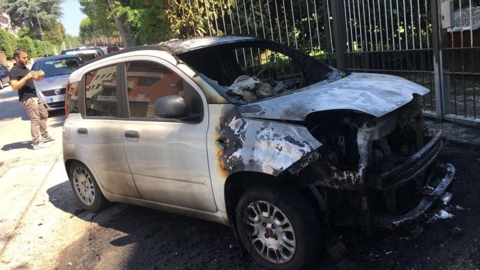 auto in fiamme nella notte e mistero a volla nel napoletano