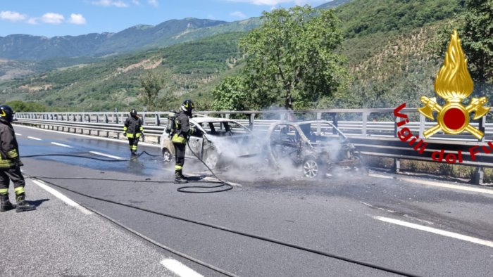 due vetture in fiamme sull a16 pomeriggio di paura a baiano