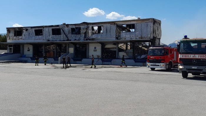 incendio a nola in corso il monitoraggio degli inquinanti atmosferici