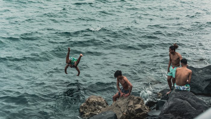 mare inquinato a napoli vietato fare i bagni a marechiaro