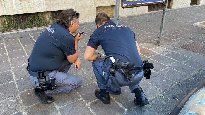 colpi di pistola dall auto in corsa nella zona tribunale indaga la mobile