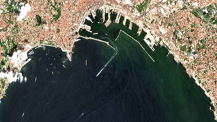 colorazione anomala acque del golfo di napoli effettuati prelievi straordinari