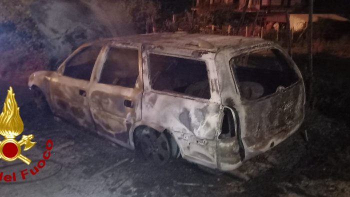 autovettura in fiamme a santa lucia di serino indagano i carabinieri