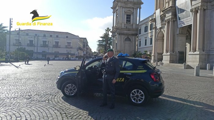 bancarelle affitti e lavoro nero blitz della guardia di finanza a pompei