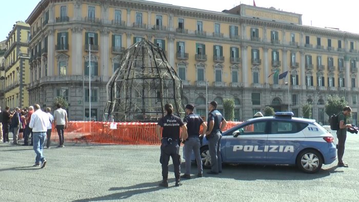 incendio venere degli stracci a napoli fermato un senzatetto di 32 anni