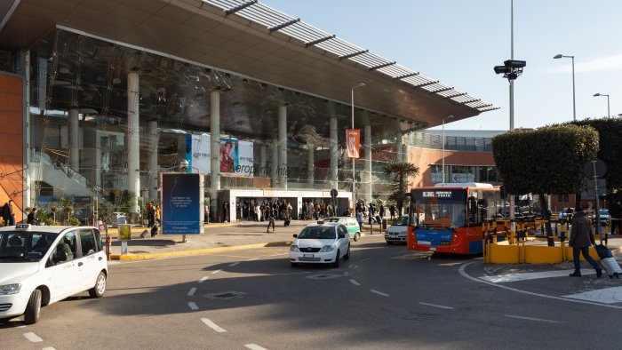 taxi abusivi controlli a tappeto all aeroporto di capodichino