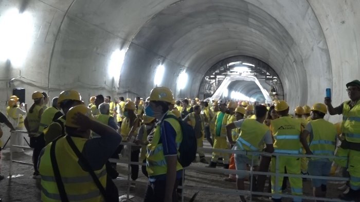 la leggenda di porta ovest cantiere e caos traffico e scontro aperto