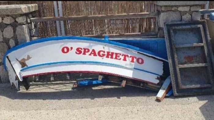 sorrento alla marina di puolo un motoscafo investe la barca di un pescatore