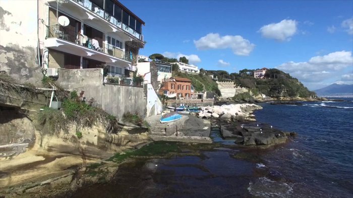 bagnino accoltellato a napoli fermato complice dell aggressore minorenne