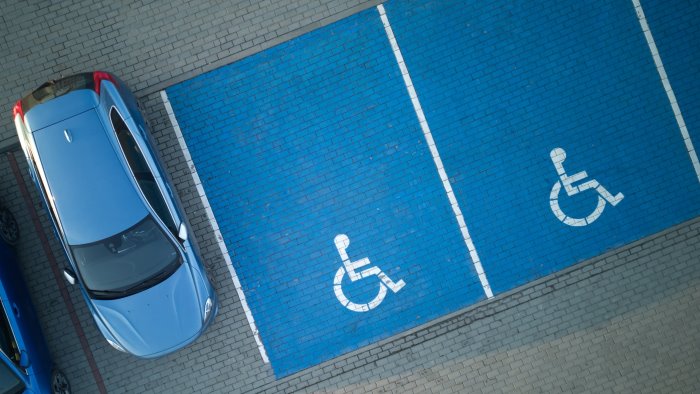 parcheggia nel posto disabili esponendo il tagliando h di un morto