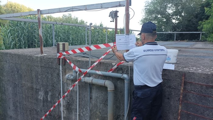 cattivo odore e reflui in mare sigilli a depuratore di un villaggio a pisciotta