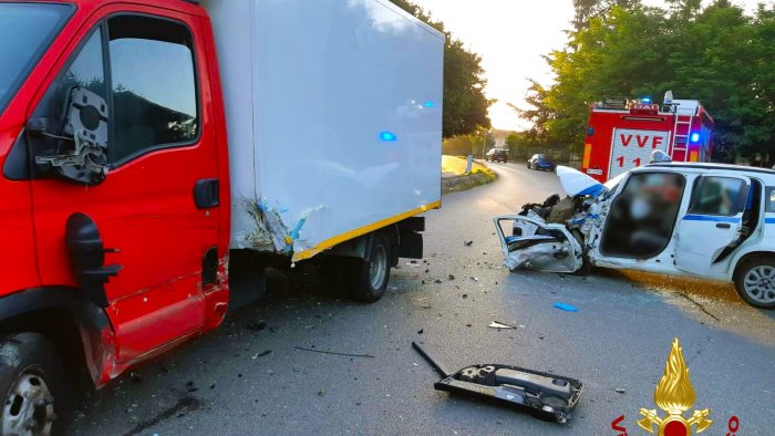 pauroso incidente ad avellino vigilantes resta incastrato in auto