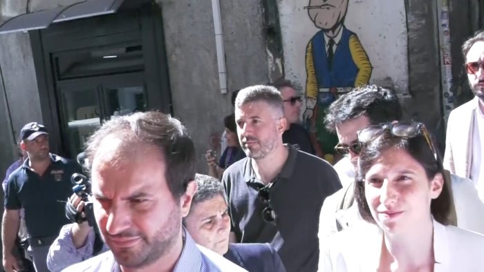 schlein a napoli glissa su de luca e parla di autonomia