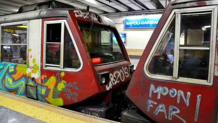 napoli furto di rame sulla linea 1 della metro treni fermi per 45 minuti