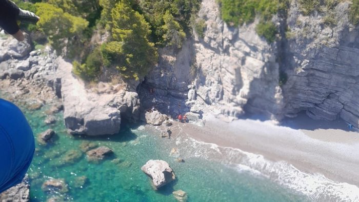 vico equense precipita dal costone 53enne soccorso in elicottero