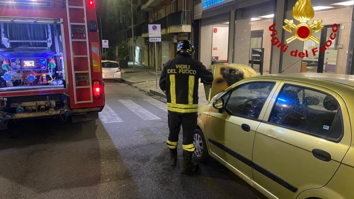 avellino principio d incendio di una vettura in via due principati