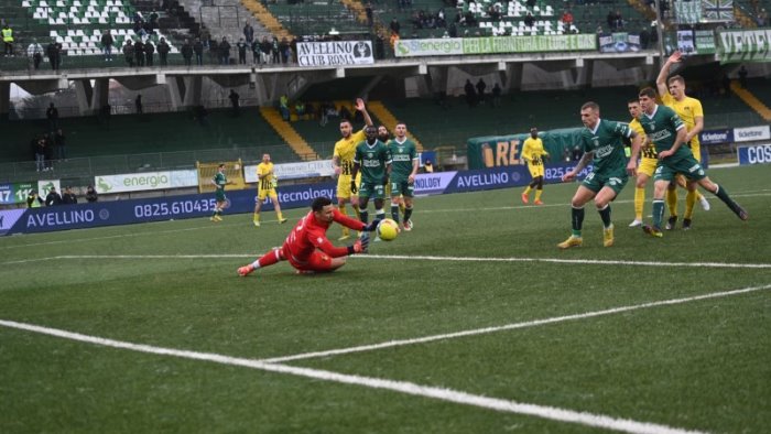 avellino c e un difensore in uscita lupi verso palena