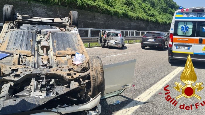 schianto tra auto sull a16 due feriti trasportati al moscati