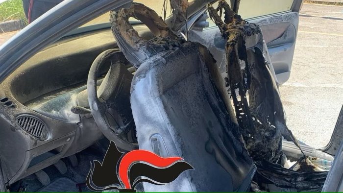 picchiata dal compagno lo denucia e lui le brucia l auto davanti ai carabinieri