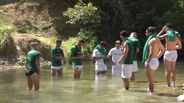 avellino il ristoro nel fiume aventino dopo le fatiche