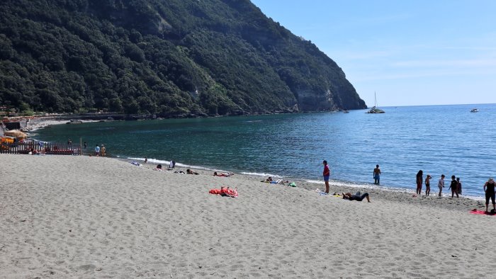 forio d ischia atti osceni sulla spiaggia della chiaia denunciato