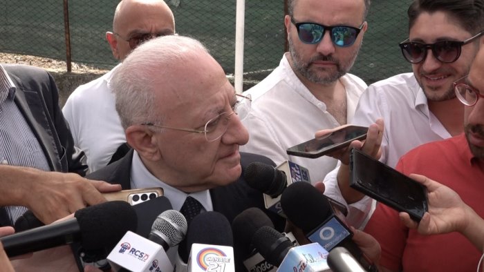 un centro produzione con piscina per i film a salerno l annuncio di de luca