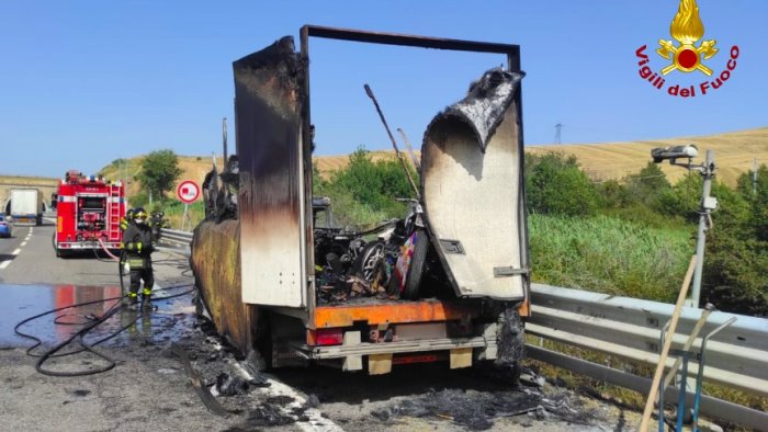 a16 in fiamme furgone che trasportava moto paura per il conducente