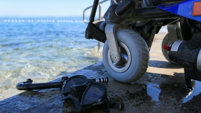 torre annunziata disabile si tuffa in mare e muore aperta un inchiesta