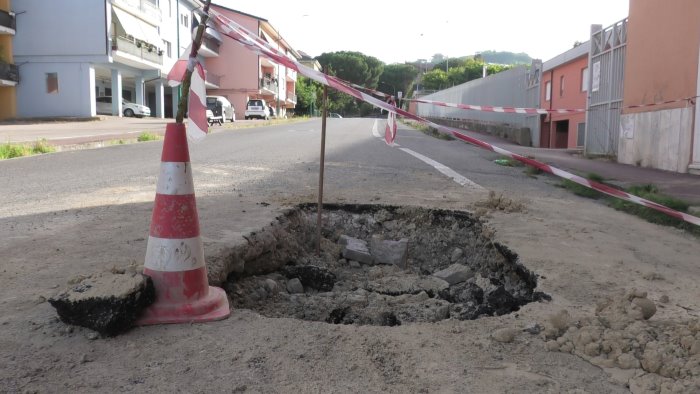 ariano condotta idrica riparata e buca rimasta aperta da una settimana