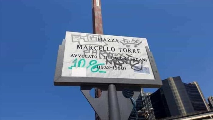 napoli vandalizzata la targa del sindaco anticamorra marcello la torre