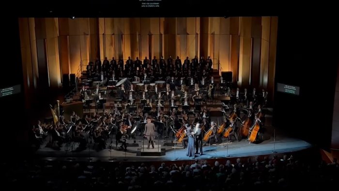 orchestra del teatro san carlo standing ovation in francia