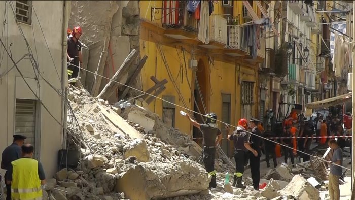 crollo palazzina torre del greco indagine sui lavori al solaio