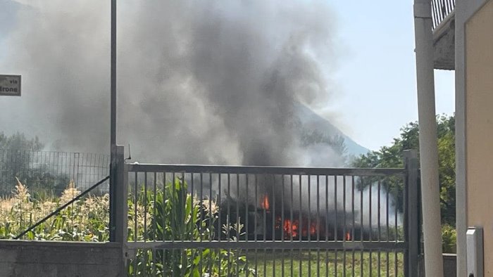 paura a nocera superiore incendio in localita pizzone