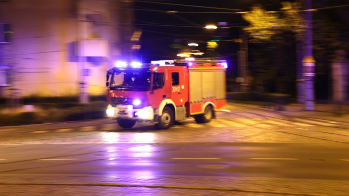 auto in fiamme nella notte a napoli nel mirino una donna e mistero