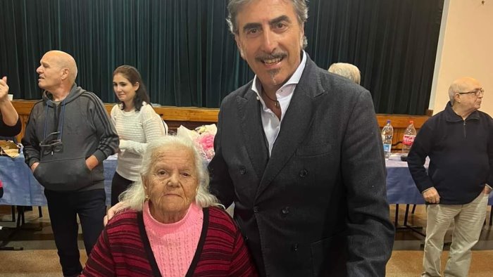 e la cassanese piu longeva nel mondo carmelina e una ragazzina di 100 anni