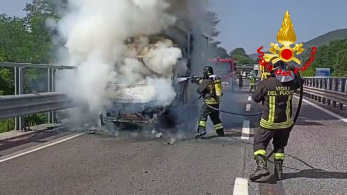 furgone in fiamme in autostrada intervengono i vigili del fuoco