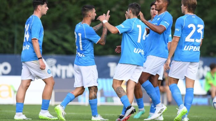 napoli 6 1 contro l aunane nel primo test stagionale in campo tanti giovani