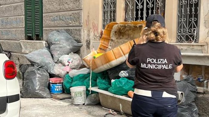 abbandonano rifiuti edili in strada a salerno individuati e multati