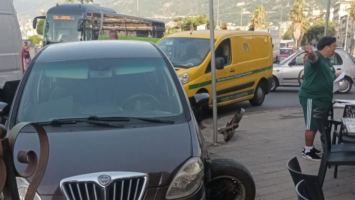 si schianta con l auto contro i paletti sfiorate le persone sedute al bar