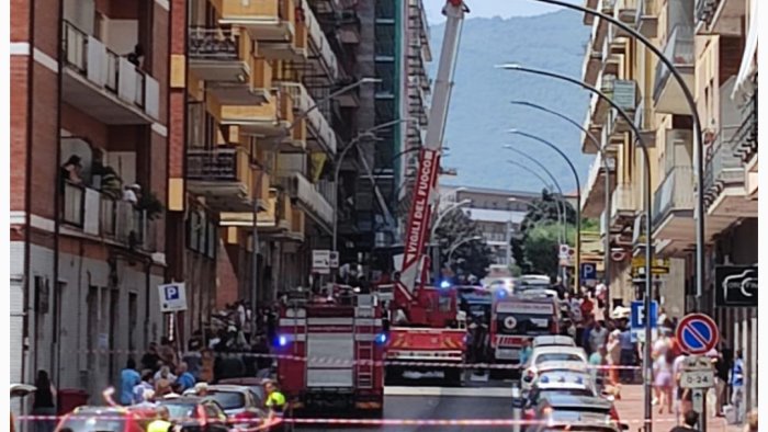 tragedia ad avellino giu dal balcone muore 46enne choc in via piave