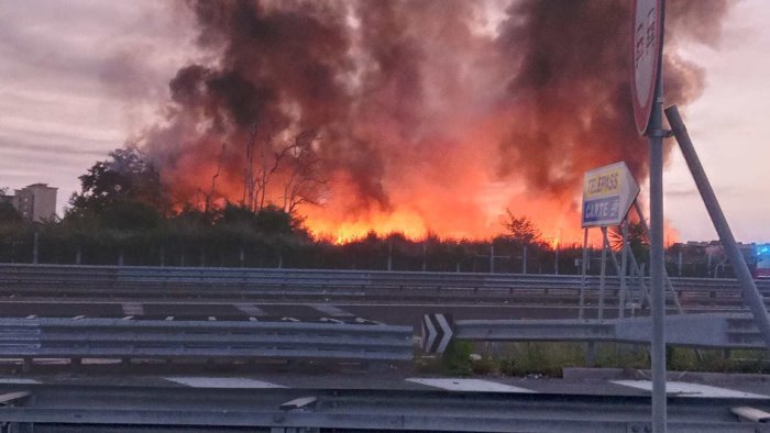 incendio nell ex campo rom di barra manfredi chiede presidio dell esercito