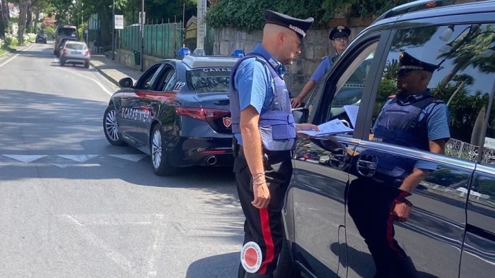 ncc taxi e navette abusive scatta il blitz dei carabinieri