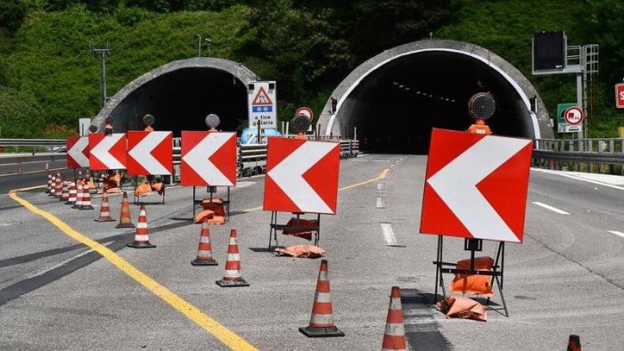 lavori e verifiche chiusure e deviazioni in autostrada disagi in vista in a16