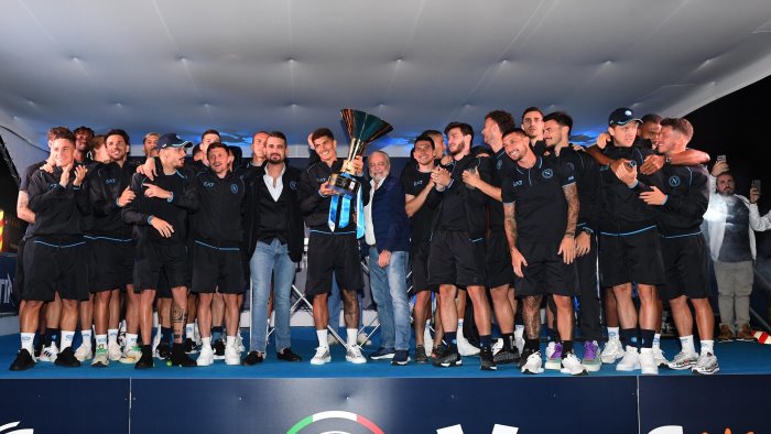 il napoli abbraccia i tifosi in piazza a dimaro in 6mila per la presentazione