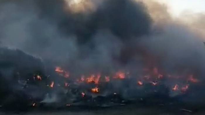 ancora fiamme nei campi rom della campania maxi rogo a giugliano