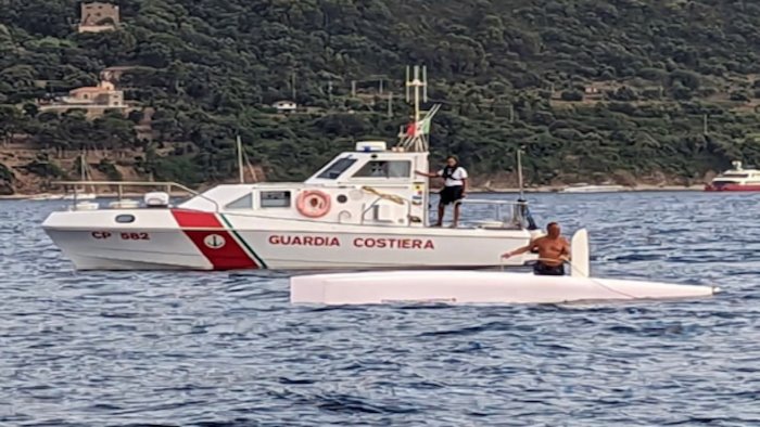 si ribalta col catamarano diportista salvato dalla guardia costiera