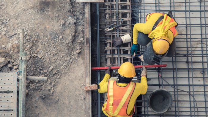 incidente sul lavoro operaio 61enne cade in un cantiere e grave