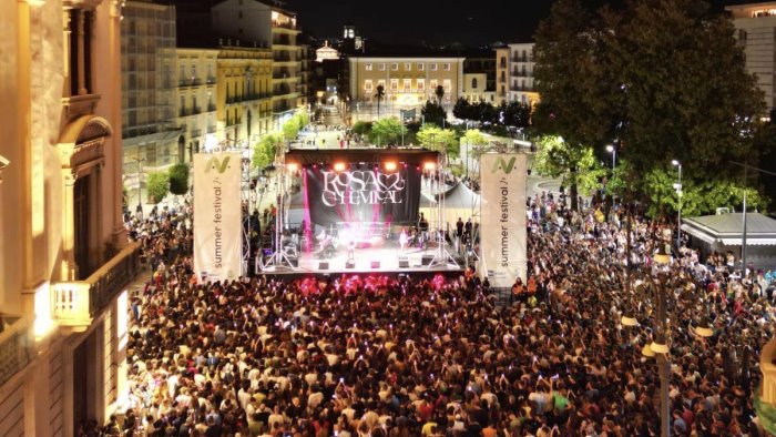 avellino black out in piazza poi il pubblico si infiamma con rosa chemical