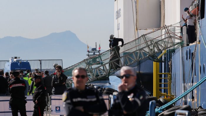 migranti maltempo in golfo napoli open arms attracchera a salerno